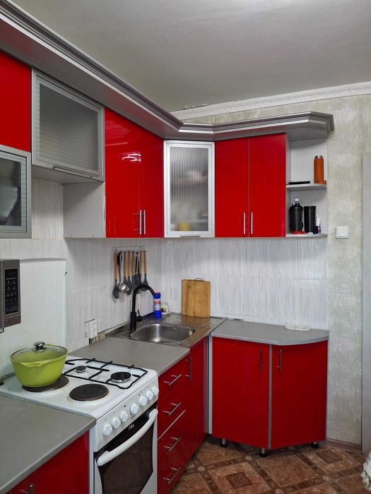 Кухонный гарнитур с глянцевым покрытием. В отличном состоянии!