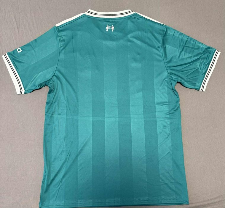 Футболни екипи на Liverpool. Екипите са от сезон 2025/2026.