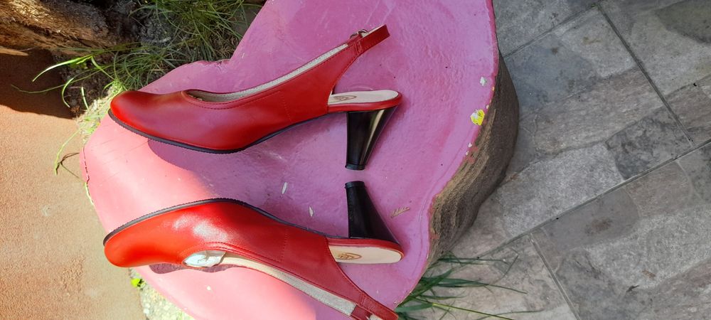 Pantof cu toc decupat la spate