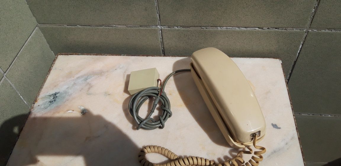 Telefon vintage cu disc pe receptor