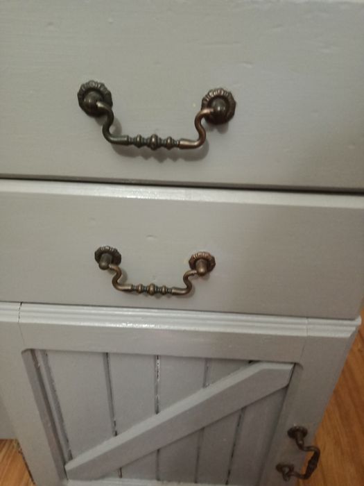 Dulap din lemn, vopsit gri