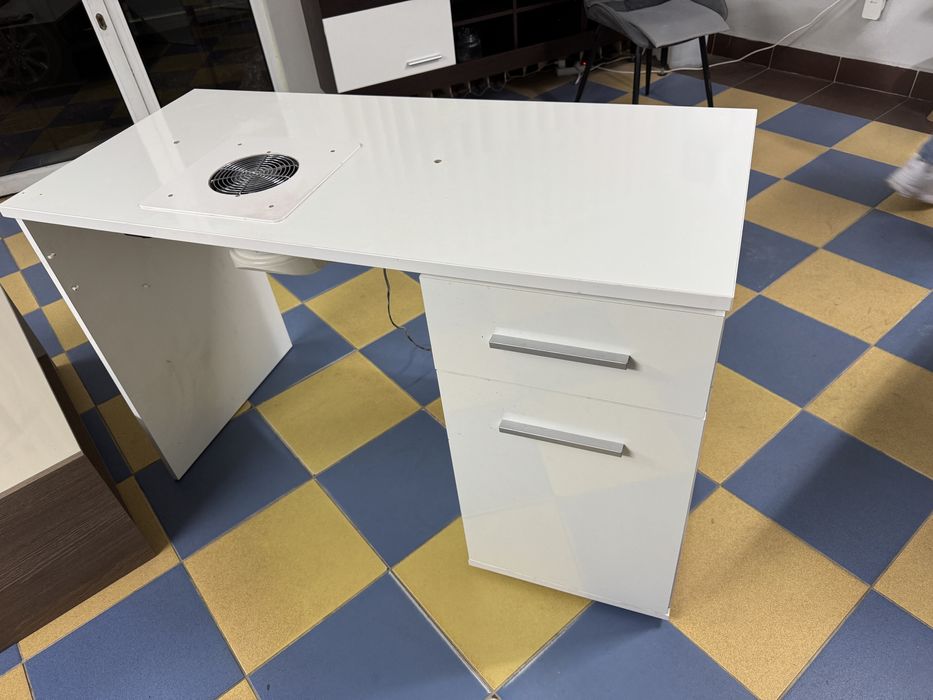 Masa manichiura cu aspirator