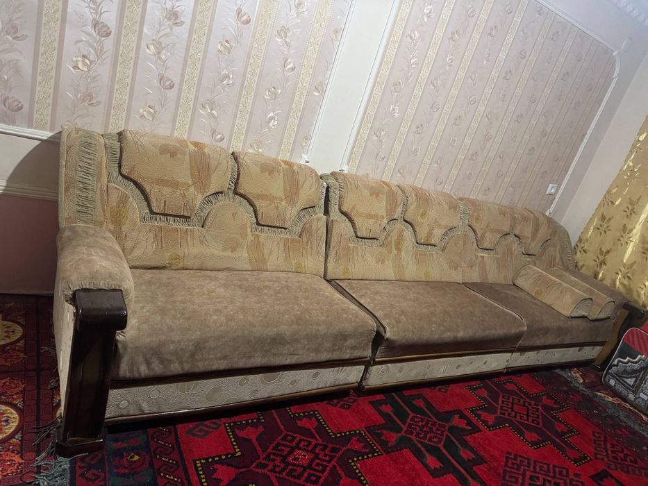 Продаётся Уголок комплект стол стульям!