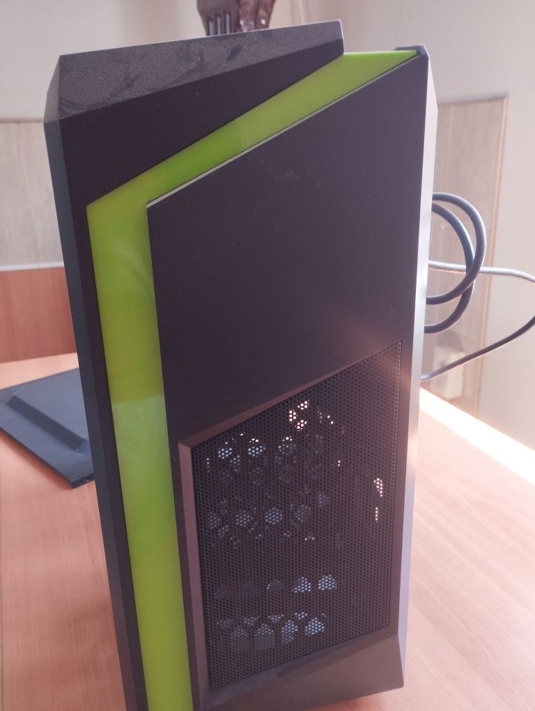 Продавам кутия Cit F3 green Micro Atx  предният капак липсва
