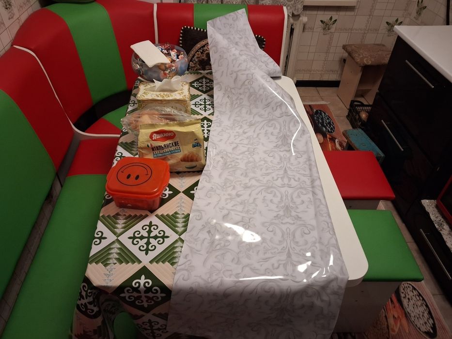 Кухненое Стол с четырмя сулями