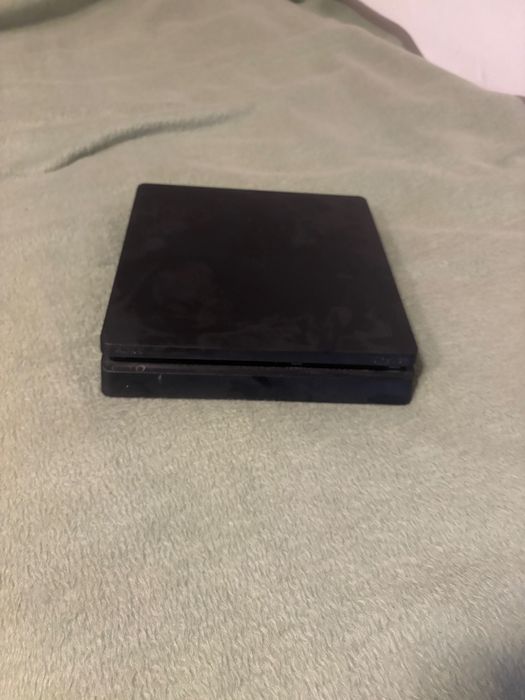 Vând PlayStation 4 slim