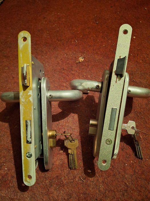 Ială cu broască, clanță și  butuc