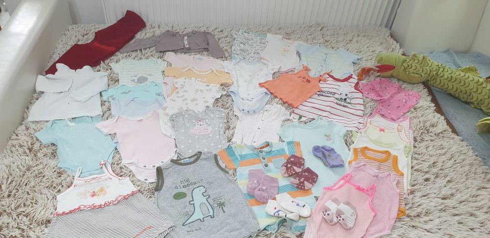 Lot haine fetita 0-3 luni.