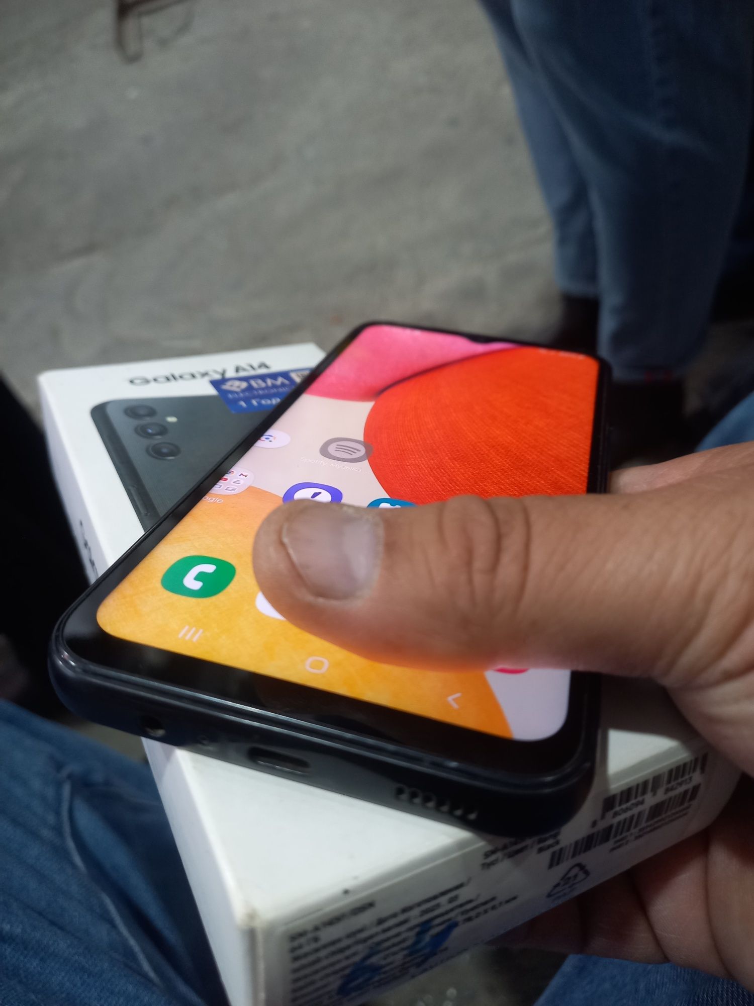 A14 Samsung ideal tiniq 64GB hotirasi 2 sim karta imeyka bo'gan.