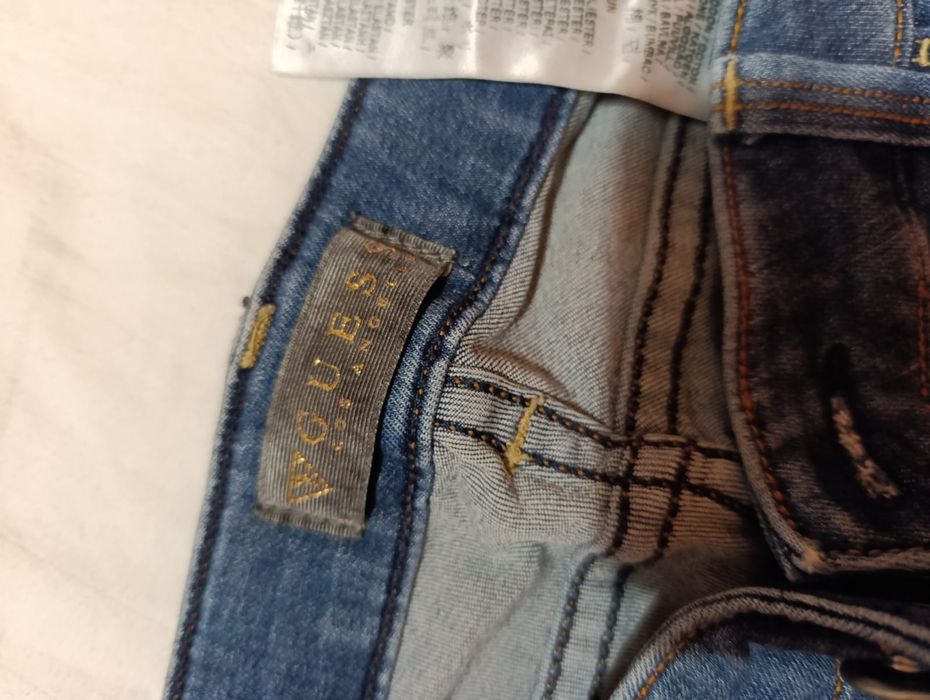 Vând 2 perechi blugi Guess