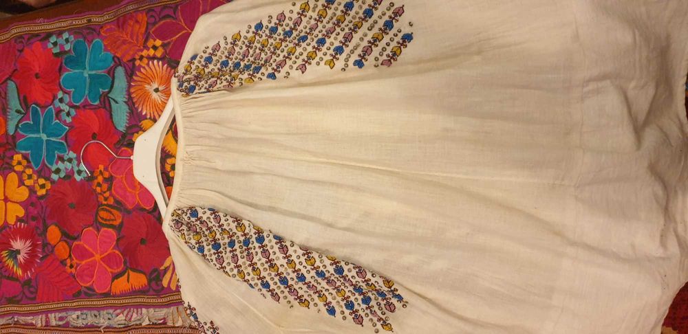 Ie tradițională brodata cu mărgele si paiete, model deosebit