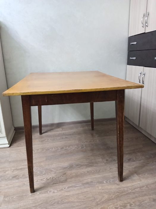 Стол кухонный, для гостей