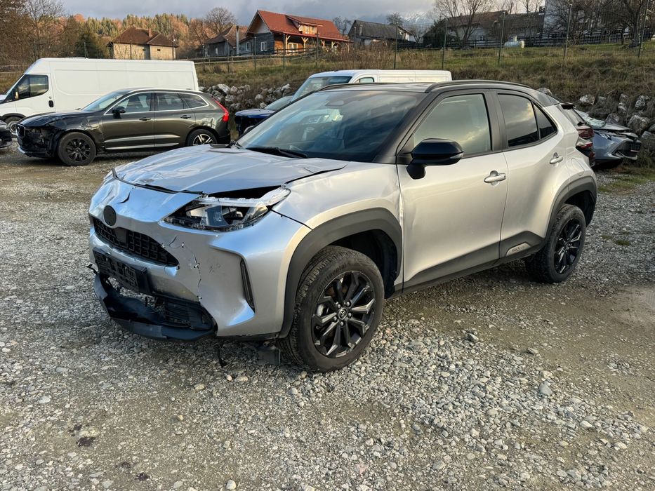 Toyota yaris cross 4x4 avariat