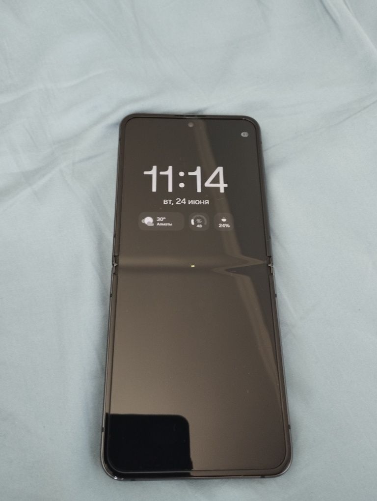 Samsung Z Flip 4 в идеальном состоянии