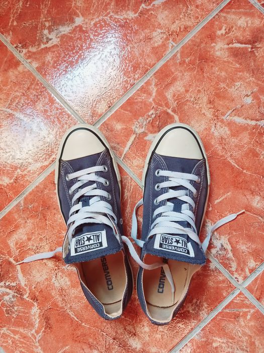 Vând teniși Converse