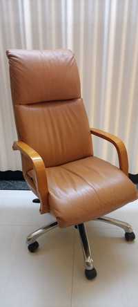 Офисное кресло, обивка натуральная кожа лисьего цвета