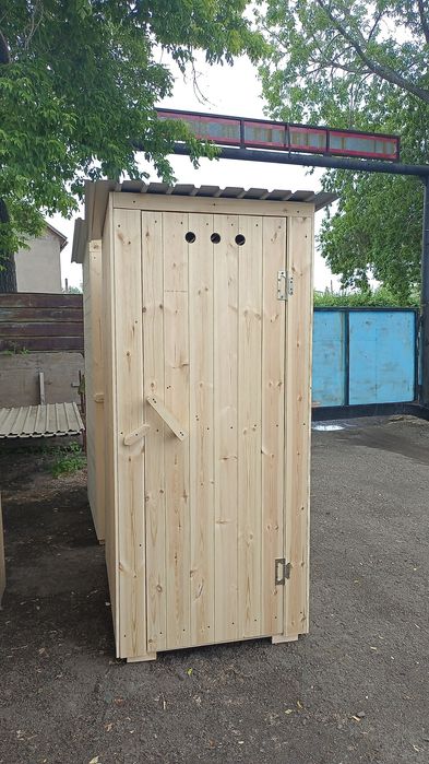 Деревянный уличный туалет.