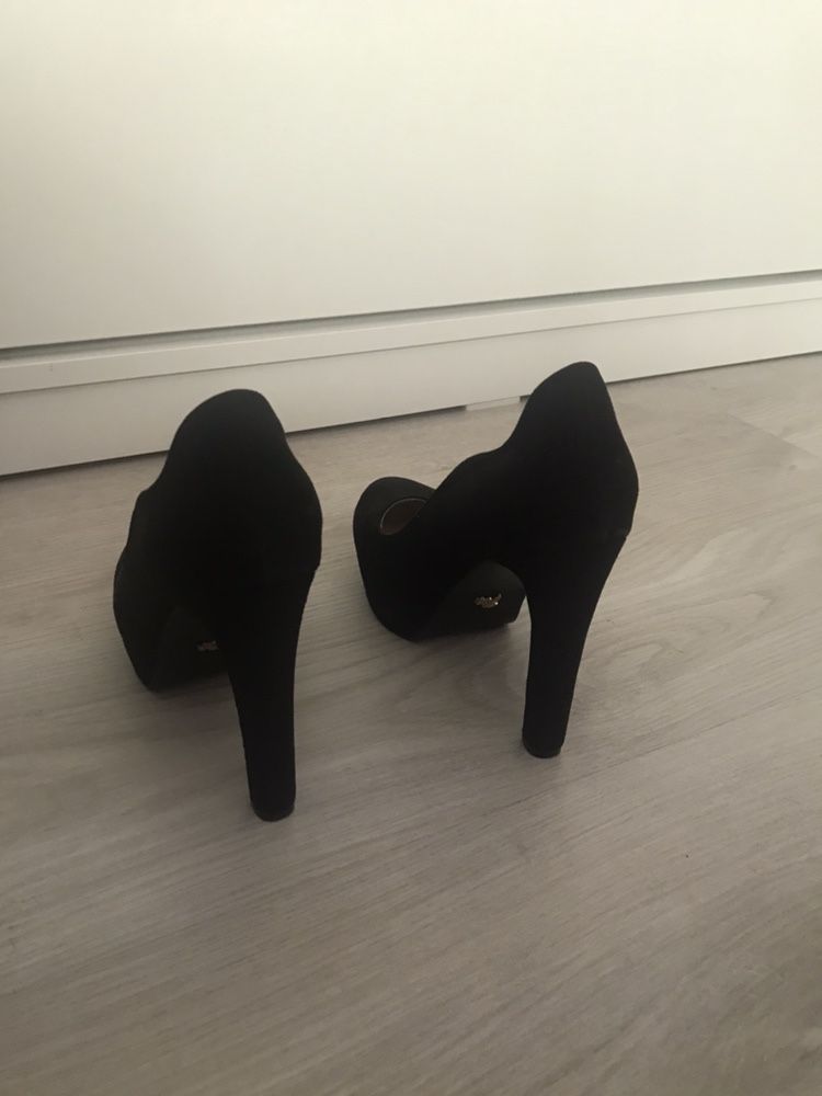 Черни велурени обувки на висок ток