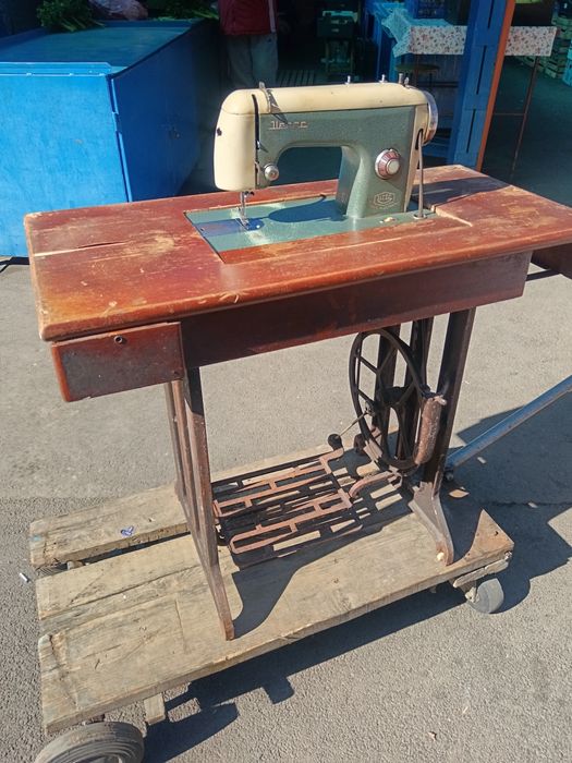 Vând mașină de cusut  Ileana G7 foarte veche