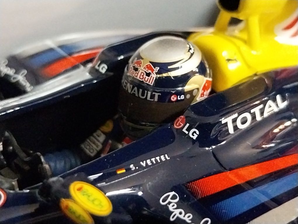 Rad Bull Racing Renault RB6 Minichamps 1:18(1:18)