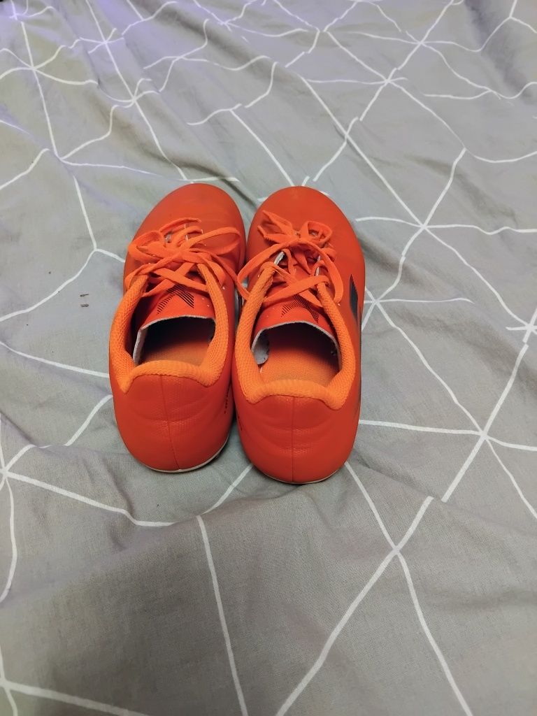Продавам бутонки на adidas.