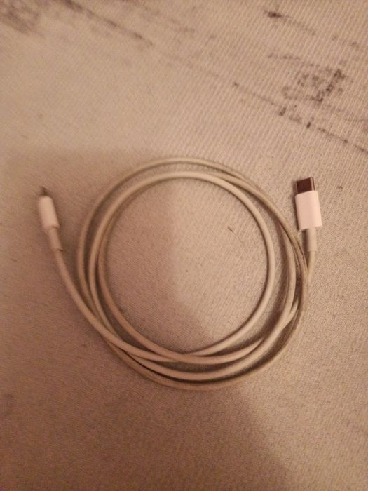Кабель на айфон.