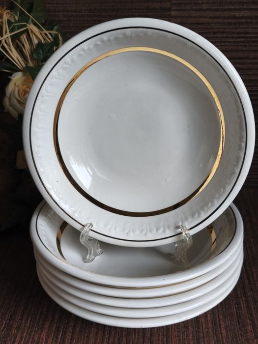 Продавам комплект шест чинии