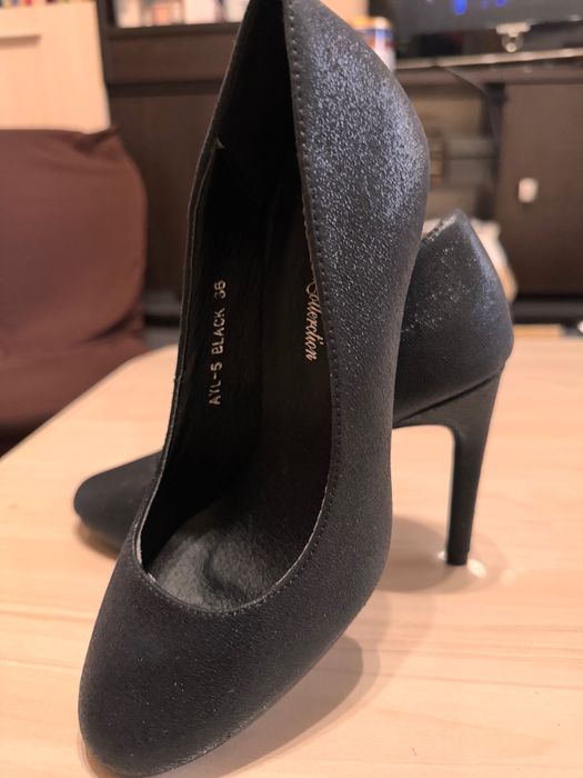 Елегантни обувки на ток нови 36