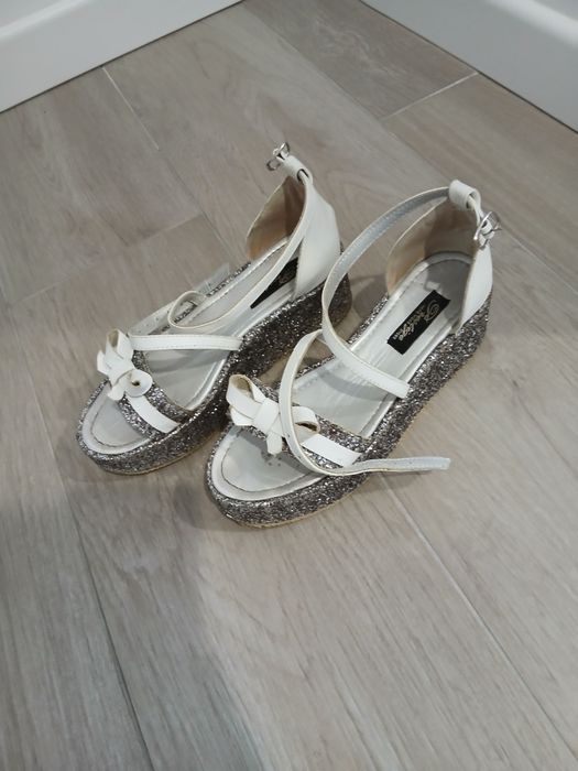 Sandale piele naturală  în stare perfectă  nr 36