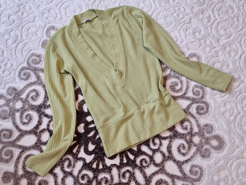 Bluza verde fistic marimea M, pulover decolteu in V