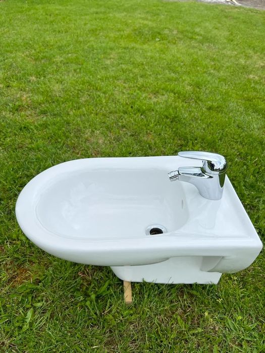 Vând bidet puțin folosit marca LAUFEN-PRO cu baterie HANSA-Germany