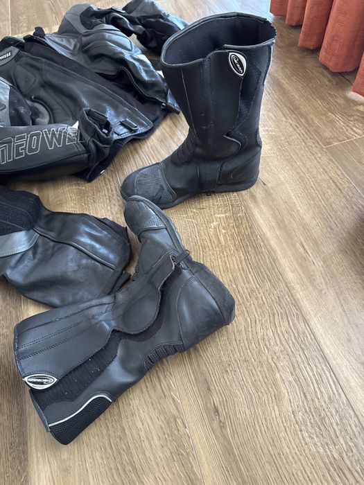 Vand costum moto Neoweel si cizme moto Sigma cu 2 casti MDS si AGV