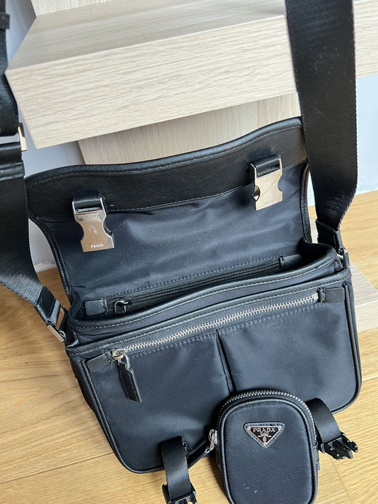 Чисто нова Prada чанта