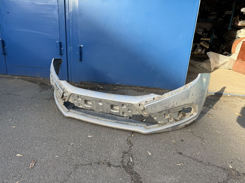 Бампер на гранта ФЛ серебристого цвета. Целый без трещин
