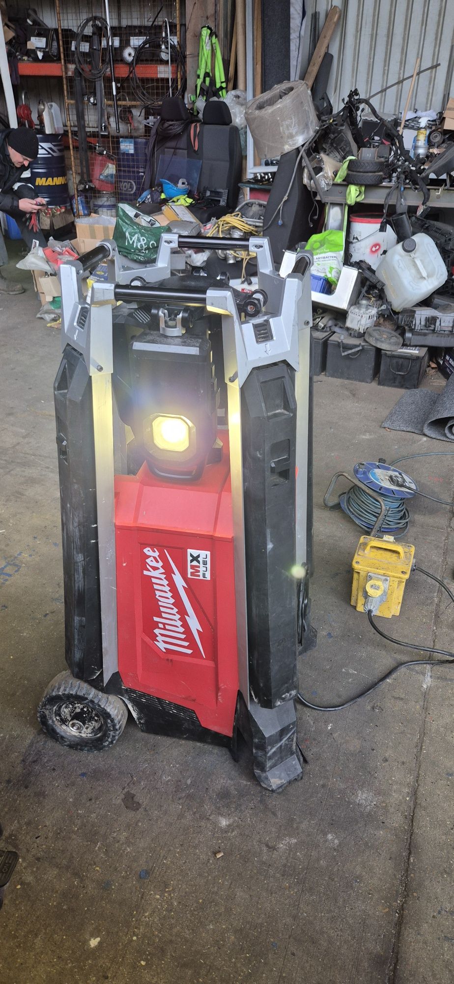 Milwaukee MXF TL turn de lumini nocturna