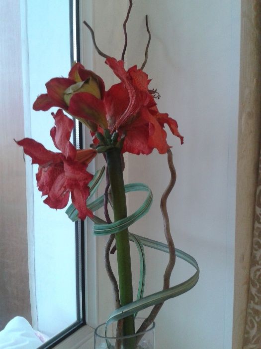 Продам декоративную вазу с цветами