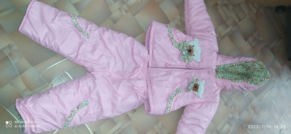 Продам болоевый демисезонный костюм на девочку