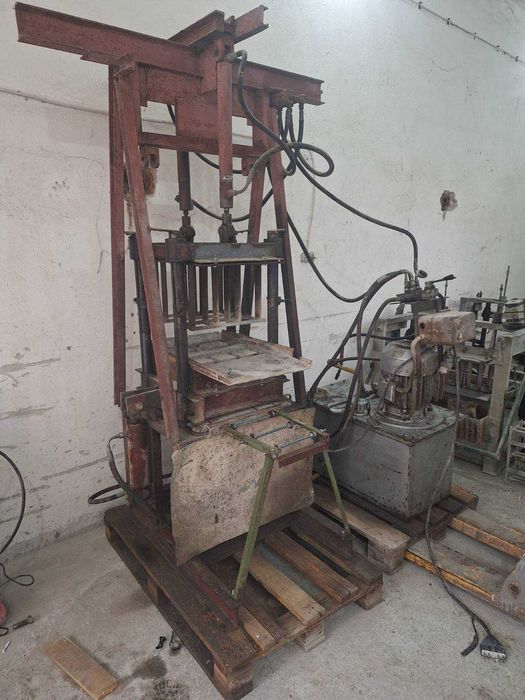 Хидравлична вибропреса за бетонни блокчета