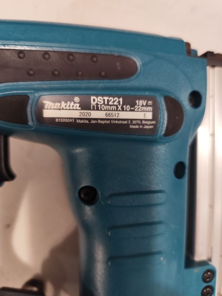 Акумулаторен такер за скоби Макита Makita DST221 18V