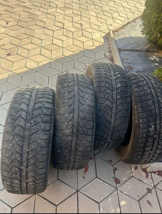 Комплект зимних шипованных шин