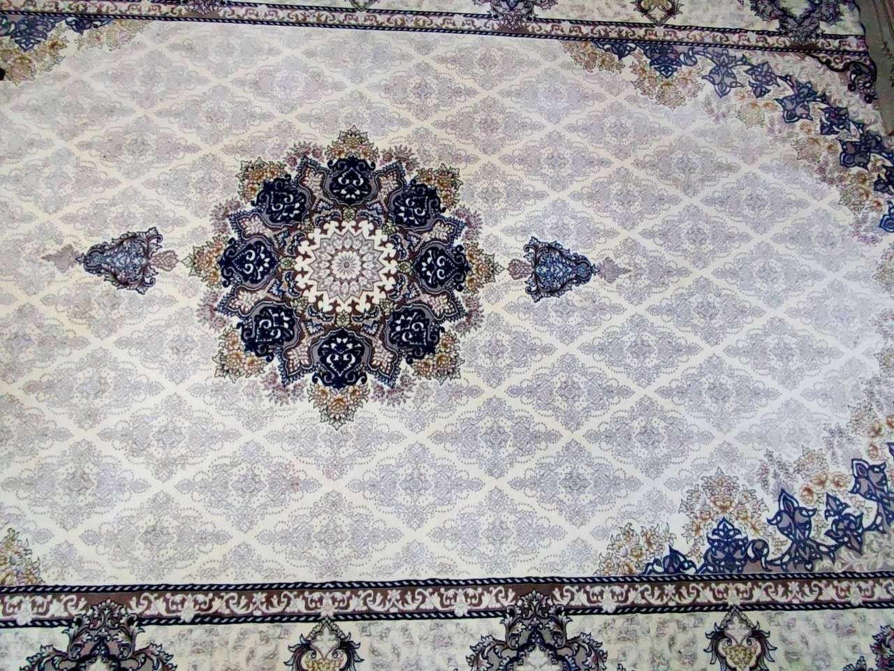 Sotiladi: Sag gilam 3X4.5metr