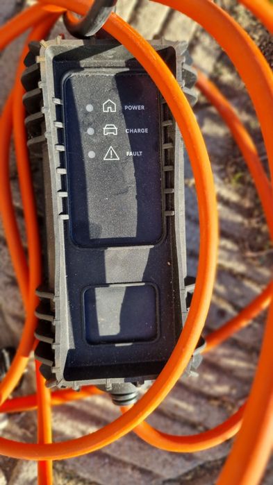 Зарядна станция Aptiv за електромобили  Пежо и Ситроен.