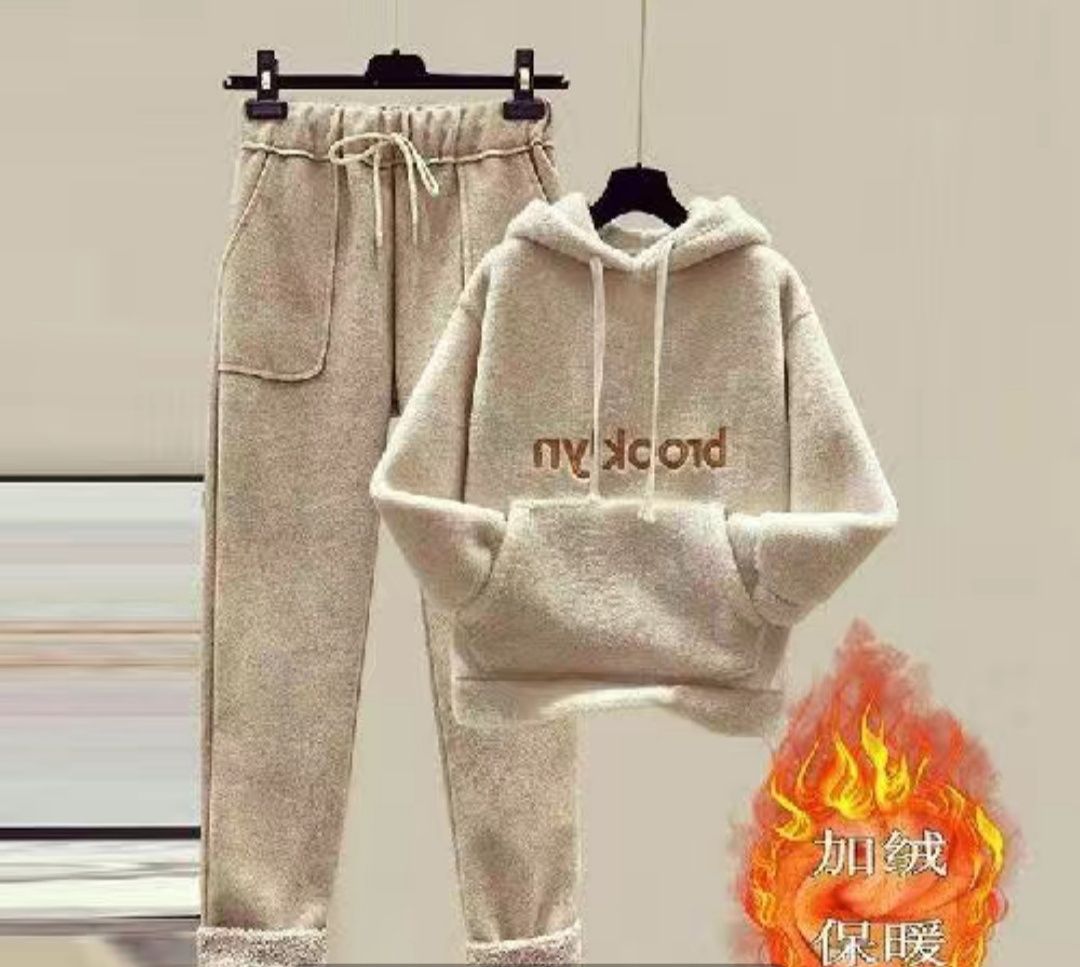 Женский спортивный костюм