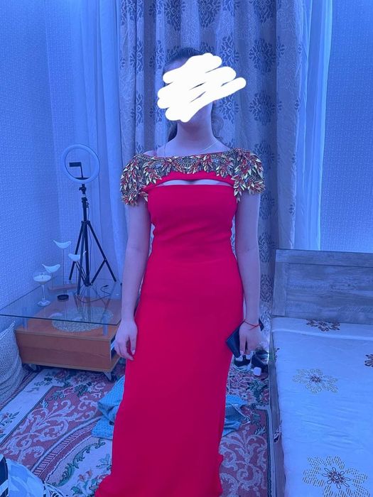 Вечернее платье М один раз надевали