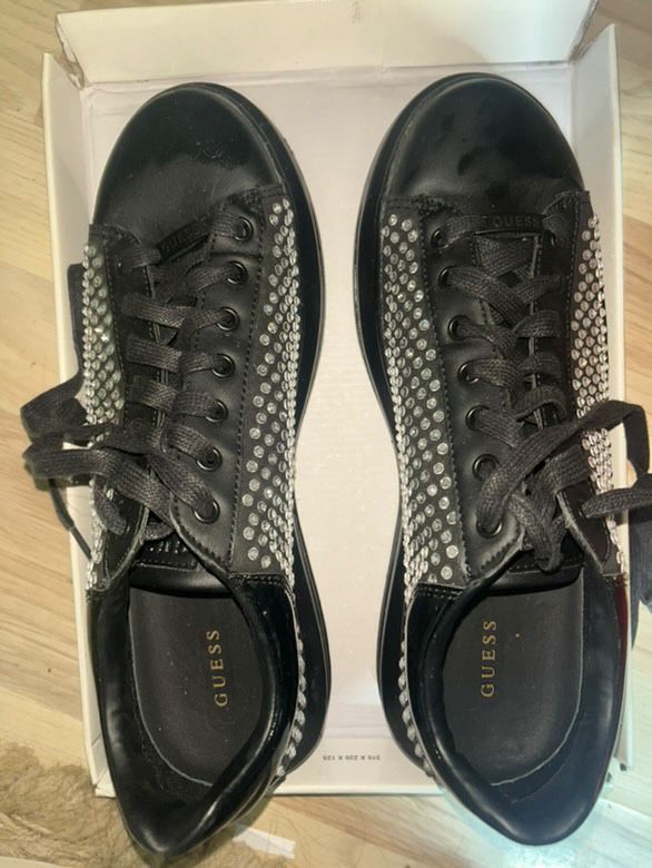 Обувки Guess