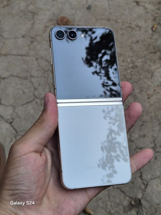Samsung Galaxy Z Flip 5 300$