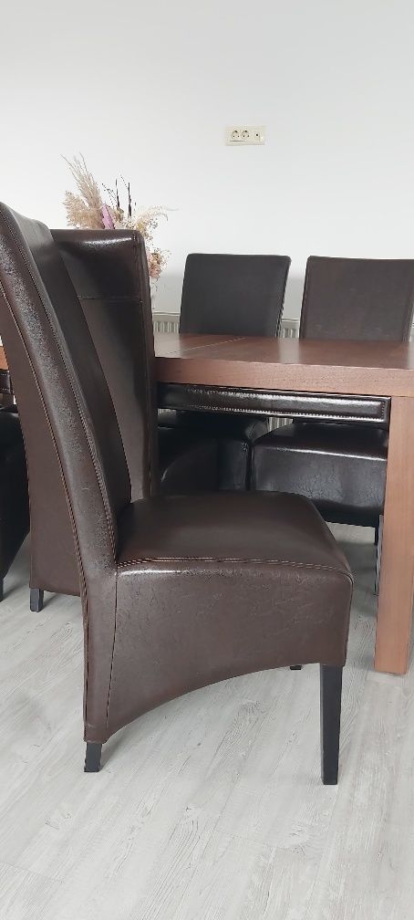 Masă + scaune din lemn masiv pentru 8 persoane