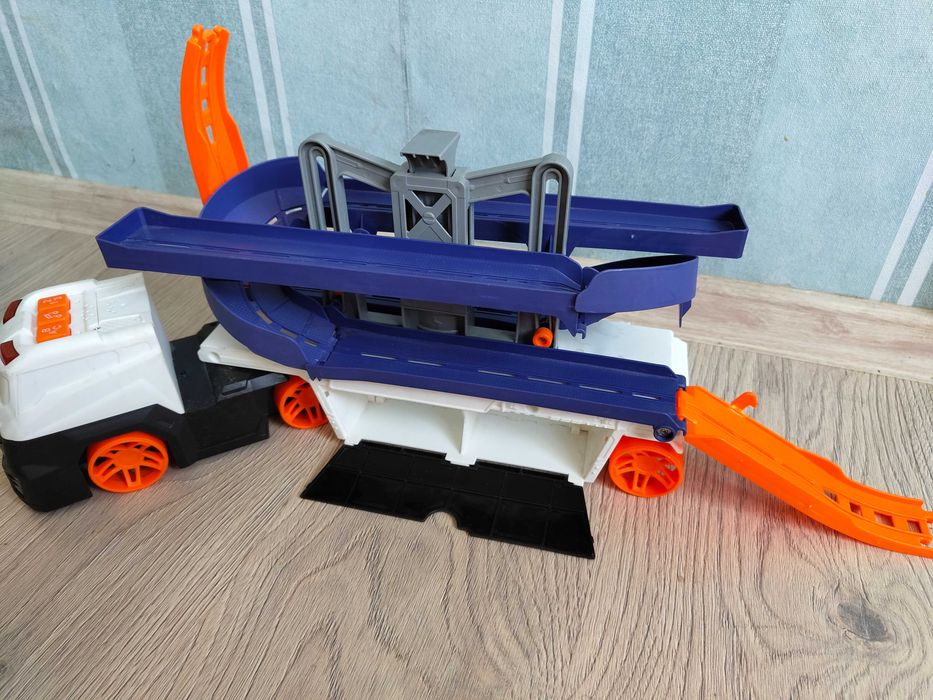 Камион писта с песнички