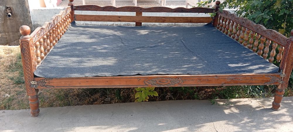 Топчан, ёғоч супа бор