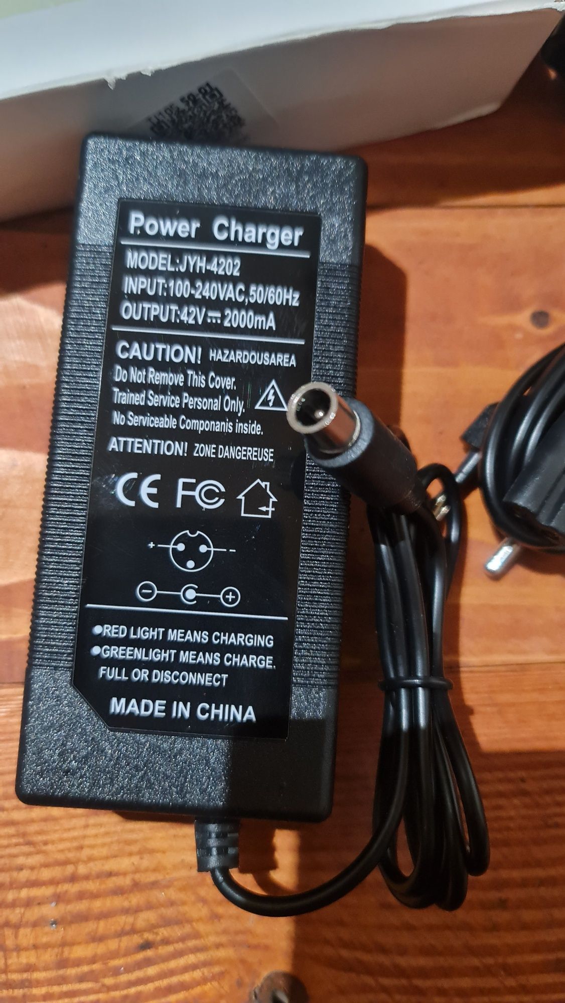 Incarcator 42V, 2A pentru trotineta electrica